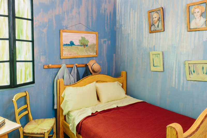 Illustration for article titled Ahora puedes alquilar una versión a escala natural del dormitorio de Van Gogh en Airbnb